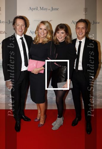 Amsterdam 16 december 2019
Premiere April may June in het deLamar theater met oa in de hoofdrollen Linda de Mol Elise Schaap en Tjitske Reidinga. Linda kwam met partner Jeroen Rietbergen en kinderen Noah Julian