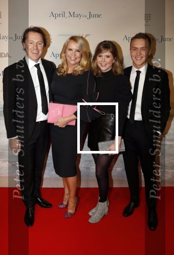 Amsterdam 16 december 2019
Premiere April may June in het deLamar theater met oa in de hoofdrollen Linda de Mol Elise Schaap en Tjitske Reidinga. Linda kwam met partner Jeroen Rietbergen en kinderen Noah Julian