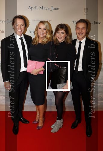 Amsterdam 16 december 2019
Premiere April may June in het deLamar theater met oa in de hoofdrollen Linda de Mol Elise Schaap en Tjitske Reidinga. Linda kwam met partner Jeroen Rietbergen en kinderen Noah Julian
