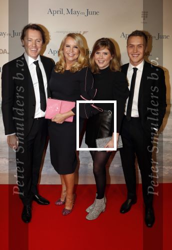 Amsterdam 16 december 2019
Premiere April may June in het deLamar theater met oa in de hoofdrollen Linda de Mol Elise Schaap en Tjitske Reidinga. Linda kwam met partner Jeroen Rietbergen en kinderen Noah Julian