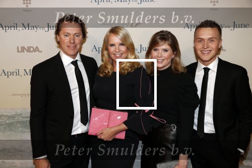 Amsterdam 16 december 2019
Premiere April may June in het deLamar theater met oa in de hoofdrollen Linda de Mol Elise Schaap en Tjitske Reidinga. Linda kwam met partner Jeroen Rietbergen en kinderen Noah Julian