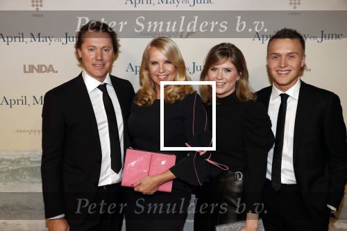 Amsterdam 16 december 2019
Premiere April may June in het deLamar theater met oa in de hoofdrollen Linda de Mol Elise Schaap en Tjitske Reidinga. Linda kwam met partner Jeroen Rietbergen en kinderen Noah Julian