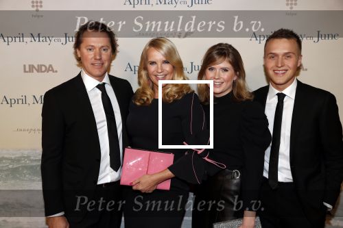 Amsterdam 16 december 2019
Premiere April may June in het deLamar theater met oa in de hoofdrollen Linda de Mol Elise Schaap en Tjitske Reidinga. Linda kwam met partner Jeroen Rietbergen en kinderen Noah Julian