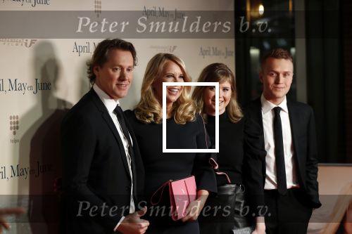 Amsterdam 16 december 2019
Premiere April may June in het deLamar theater met oa in de hoofdrollen Linda de Mol Elise Schaap en Tjitske Reidinga. Linda kwam met partner Jeroen Rietbergen en kinderen Noah Julian