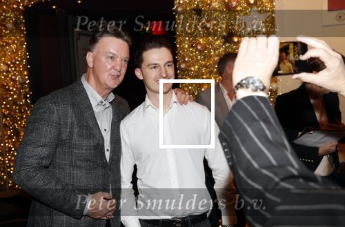 Amsterdam 19 december 2019
Premiere kerstcircus in Carre. Louis v gaal met een fan