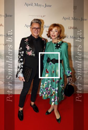 Amsterdam 16 december 2019
Premiere April may June in het deLamar theater met oa in de hoofdrollen Linda de Mol Elise Schaap en Tjitske Reidinga. Marijke Helwegen kwam met een kennis