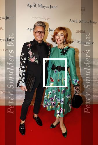 Amsterdam 16 december 2019
Premiere April may June in het deLamar theater met oa in de hoofdrollen Linda de Mol Elise Schaap en Tjitske Reidinga. Marijke Helwegen kwam met een kennis