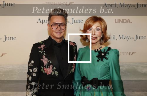 Amsterdam 16 december 2019
Premiere April may June in het deLamar theater met oa in de hoofdrollen Linda de Mol Elise Schaap en Tjitske Reidinga. Marijke Helwegen kwam met een kennis