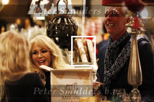 Noordwijk 13 decemnber 2019
Martien Meiland, moeder Erica, dochter Maxime, kleindochter Claire en dochter Montana tijdens de presentatie van de nieuwe wijncollectie van de familie Meiland. De bekende tv-familie brengt drie wijnen uit, onder de naam La Famille Meiland. Martien met Patricia Paay