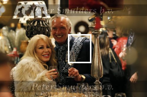 Noordwijk 13 decemnber 2019
Martien Meiland, moeder Erica, dochter Maxime, kleindochter Claire en dochter Montana tijdens de presentatie van de nieuwe wijncollectie van de familie Meiland. De bekende tv-familie brengt drie wijnen uit, onder de naam La Famille Meiland. Martien met Patricia Paay