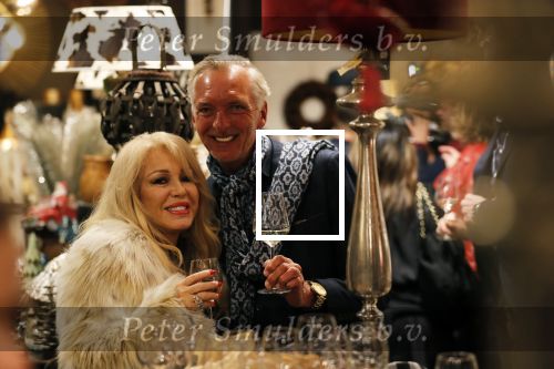 Noordwijk 13 decemnber 2019
Martien Meiland, moeder Erica, dochter Maxime, kleindochter Claire en dochter Montana tijdens de presentatie van de nieuwe wijncollectie van de familie Meiland. De bekende tv-familie brengt drie wijnen uit, onder de naam La Famille Meiland. Martien met Patricia Paay