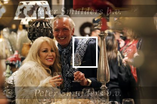 Noordwijk 13 decemnber 2019
Martien Meiland, moeder Erica, dochter Maxime, kleindochter Claire en dochter Montana tijdens de presentatie van de nieuwe wijncollectie van de familie Meiland. De bekende tv-familie brengt drie wijnen uit, onder de naam La Famille Meiland. Martien met Patricia Paay
