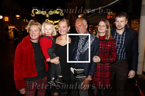 Noordwijk 13 decemnber 2019
Martien Meiland, moeder Erica, dochter Maxime, kleindochter Claire en dochter Montana tijdens de presentatie van de nieuwe wijncollectie van de familie Meiland. De bekende tv-familie brengt drie wijnen uit, onder de naam La Famille Meiland
