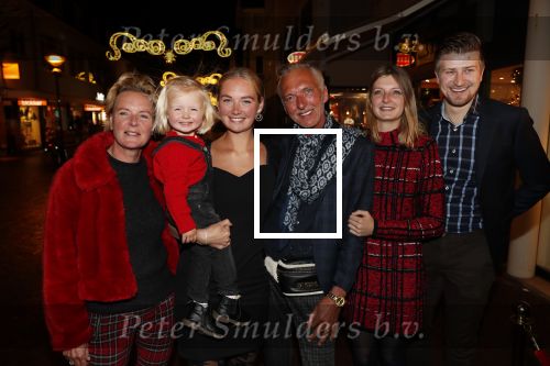 Noordwijk 13 decemnber 2019
Martien Meiland, moeder Erica, dochter Maxime, kleindochter Claire en dochter Montana tijdens de presentatie van de nieuwe wijncollectie van de familie Meiland. De bekende tv-familie brengt drie wijnen uit, onder de naam La Famille Meiland