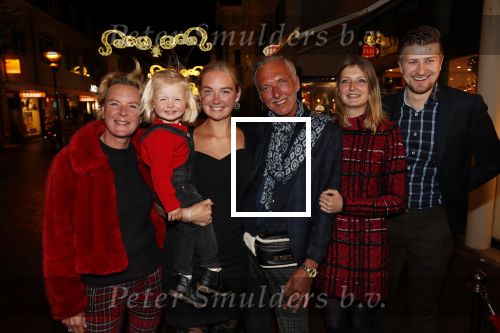 Noordwijk 13 decemnber 2019
Martien Meiland, moeder Erica, dochter Maxime, kleindochter Claire en dochter Montana tijdens de presentatie van de nieuwe wijncollectie van de familie Meiland. De bekende tv-familie brengt drie wijnen uit, onder de naam La Famille Meiland
