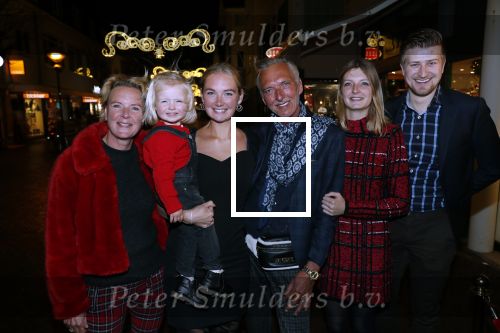 Noordwijk 13 decemnber 2019
Martien Meiland, moeder Erica, dochter Maxime, kleindochter Claire en dochter Montana tijdens de presentatie van de nieuwe wijncollectie van de familie Meiland. De bekende tv-familie brengt drie wijnen uit, onder de naam La Famille Meiland