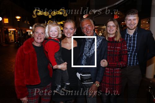 Noordwijk 13 decemnber 2019
Martien Meiland, moeder Erica, dochter Maxime, kleindochter Claire en dochter Montana tijdens de presentatie van de nieuwe wijncollectie van de familie Meiland. De bekende tv-familie brengt drie wijnen uit, onder de naam La Famille Meiland