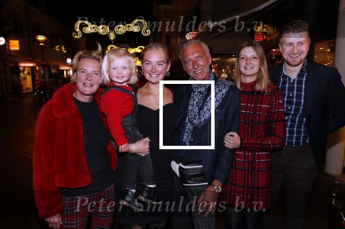 Noordwijk 13 decemnber 2019
Martien Meiland, moeder Erica, dochter Maxime, kleindochter Claire en dochter Montana tijdens de presentatie van de nieuwe wijncollectie van de familie Meiland. De bekende tv-familie brengt drie wijnen uit, onder de naam La Famille Meiland