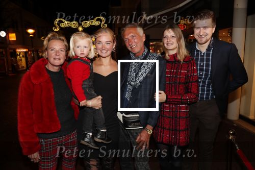 Noordwijk 13 decemnber 2019
Martien Meiland, moeder Erica, dochter Maxime, kleindochter Claire en dochter Montana tijdens de presentatie van de nieuwe wijncollectie van de familie Meiland. De bekende tv-familie brengt drie wijnen uit, onder de naam La Famille Meiland