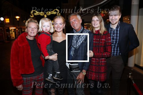 Noordwijk 13 decemnber 2019
Martien Meiland, moeder Erica, dochter Maxime, kleindochter Claire en dochter Montana tijdens de presentatie van de nieuwe wijncollectie van de familie Meiland. De bekende tv-familie brengt drie wijnen uit, onder de naam La Famille Meiland