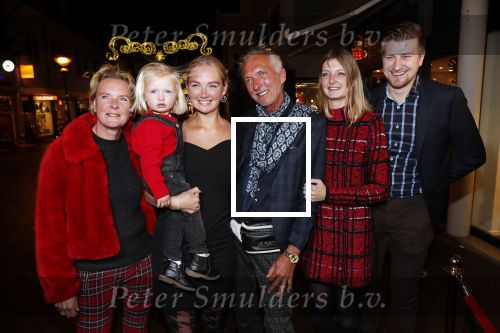 Noordwijk 13 decemnber 2019
Martien Meiland, moeder Erica, dochter Maxime, kleindochter Claire en dochter Montana tijdens de presentatie van de nieuwe wijncollectie van de familie Meiland. De bekende tv-familie brengt drie wijnen uit, onder de naam La Famille Meiland