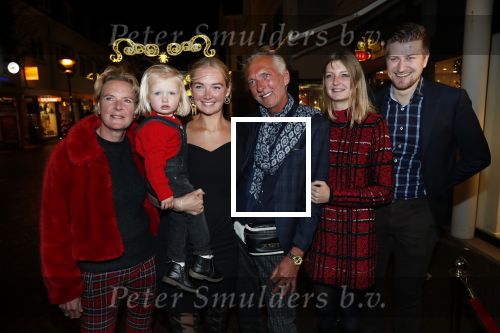 Noordwijk 13 decemnber 2019
Martien Meiland, moeder Erica, dochter Maxime, kleindochter Claire en dochter Montana tijdens de presentatie van de nieuwe wijncollectie van de familie Meiland. De bekende tv-familie brengt drie wijnen uit, onder de naam La Famille Meiland
