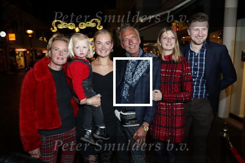 Noordwijk 13 decemnber 2019
Martien Meiland, moeder Erica, dochter Maxime, kleindochter Claire en dochter Montana tijdens de presentatie van de nieuwe wijncollectie van de familie Meiland. De bekende tv-familie brengt drie wijnen uit, onder de naam La Famille Meiland