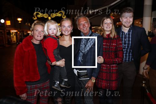 Noordwijk 13 decemnber 2019
Martien Meiland, moeder Erica, dochter Maxime, kleindochter Claire en dochter Montana tijdens de presentatie van de nieuwe wijncollectie van de familie Meiland. De bekende tv-familie brengt drie wijnen uit, onder de naam La Famille Meiland
