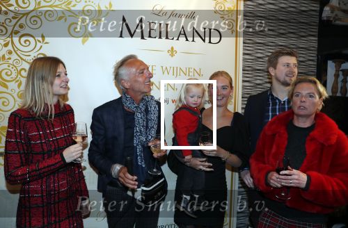 Noordwijk 13 decemnber 2019
Martien Meiland, moeder Erica, dochter Maxime, kleindochter Claire en dochter Montana tijdens de presentatie van de nieuwe wijncollectie van de familie Meiland. De bekende tv-familie brengt drie wijnen uit, onder de naam La Famille Meiland