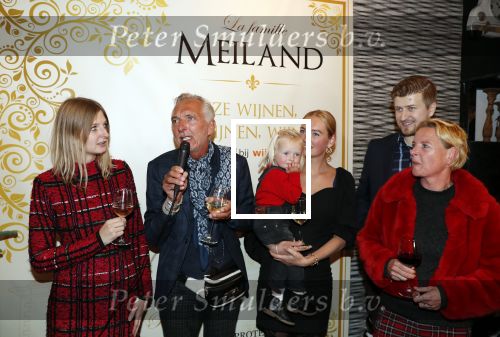 Noordwijk 13 decemnber 2019
Martien Meiland, moeder Erica, dochter Maxime, kleindochter Claire en dochter Montana tijdens de presentatie van de nieuwe wijncollectie van de familie Meiland. De bekende tv-familie brengt drie wijnen uit, onder de naam La Famille Meiland