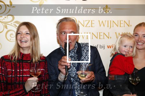 Noordwijk 13 decemnber 2019
Martien Meiland, moeder Erica, dochter Maxime, kleindochter Claire en dochter Montana tijdens de presentatie van de nieuwe wijncollectie van de familie Meiland. De bekende tv-familie brengt drie wijnen uit, onder de naam La Famille Meiland