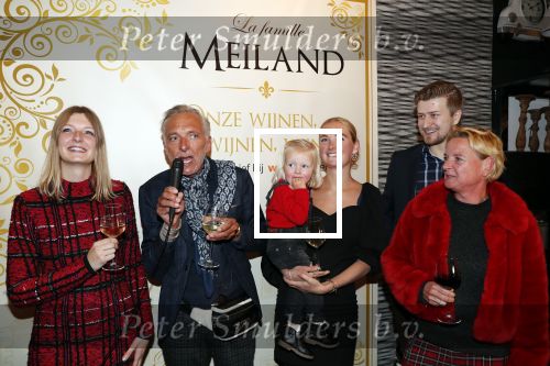 Noordwijk 13 decemnber 2019
Martien Meiland, moeder Erica, dochter Maxime, kleindochter Claire en dochter Montana tijdens de presentatie van de nieuwe wijncollectie van de familie Meiland. De bekende tv-familie brengt drie wijnen uit, onder de naam La Famille Meiland