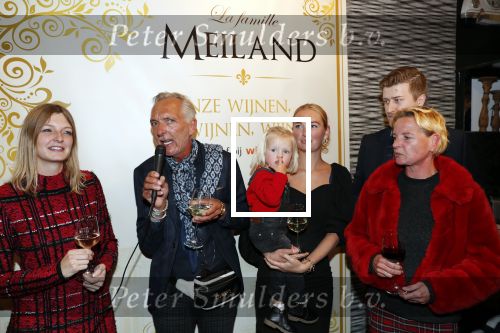 Noordwijk 13 decemnber 2019
Martien Meiland, moeder Erica, dochter Maxime, kleindochter Claire en dochter Montana tijdens de presentatie van de nieuwe wijncollectie van de familie Meiland. De bekende tv-familie brengt drie wijnen uit, onder de naam La Famille Meiland