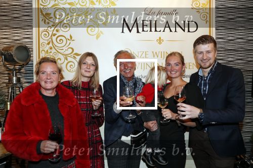 Noordwijk 13 decemnber 2019
Martien Meiland, moeder Erica, dochter Maxime, kleindochter Claire en dochter Montana tijdens de presentatie van de nieuwe wijncollectie van de familie Meiland. De bekende tv-familie brengt drie wijnen uit, onder de naam La Famille Meiland