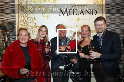 Noordwijk 13 decemnber 2019
Martien Meiland, moeder Erica, dochter Maxime, kleindochter Claire en dochter Montana tijdens de presentatie van de nieuwe wijncollectie van de familie Meiland. De bekende tv-familie brengt drie wijnen uit, onder de naam La Famille Meiland