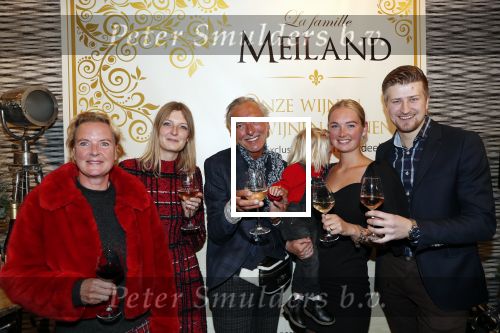Noordwijk 13 decemnber 2019
Martien Meiland, moeder Erica, dochter Maxime, kleindochter Claire en dochter Montana tijdens de presentatie van de nieuwe wijncollectie van de familie Meiland. De bekende tv-familie brengt drie wijnen uit, onder de naam La Famille Meiland