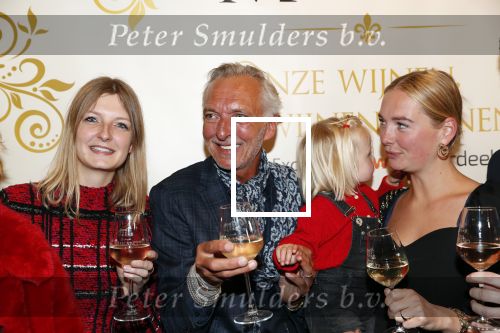 Noordwijk 13 decemnber 2019
Martien Meiland, moeder Erica, dochter Maxime, kleindochter Claire en dochter Montana tijdens de presentatie van de nieuwe wijncollectie van de familie Meiland. De bekende tv-familie brengt drie wijnen uit, onder de naam La Famille Meiland