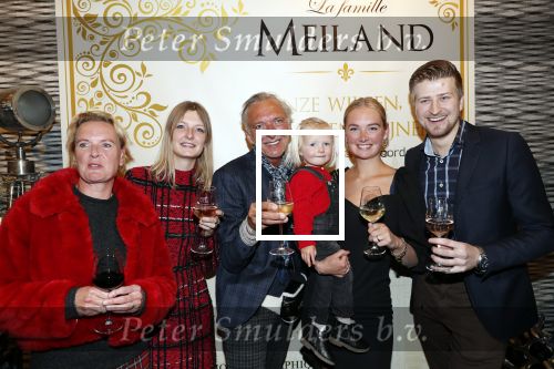 Noordwijk 13 decemnber 2019
Martien Meiland, moeder Erica, dochter Maxime, kleindochter Claire en dochter Montana tijdens de presentatie van de nieuwe wijncollectie van de familie Meiland. De bekende tv-familie brengt drie wijnen uit, onder de naam La Famille Meiland