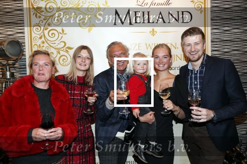 Noordwijk 13 decemnber 2019
Martien Meiland, moeder Erica, dochter Maxime, kleindochter Claire en dochter Montana tijdens de presentatie van de nieuwe wijncollectie van de familie Meiland. De bekende tv-familie brengt drie wijnen uit, onder de naam La Famille Meiland