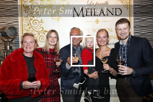 Noordwijk 13 decemnber 2019
Martien Meiland, moeder Erica, dochter Maxime, kleindochter Claire en dochter Montana tijdens de presentatie van de nieuwe wijncollectie van de familie Meiland. De bekende tv-familie brengt drie wijnen uit, onder de naam La Famille Meiland
