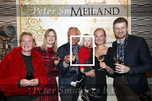 Noordwijk 13 decemnber 2019
Martien Meiland, moeder Erica, dochter Maxime, kleindochter Claire en dochter Montana tijdens de presentatie van de nieuwe wijncollectie van de familie Meiland. De bekende tv-familie brengt drie wijnen uit, onder de naam La Famille Meiland
