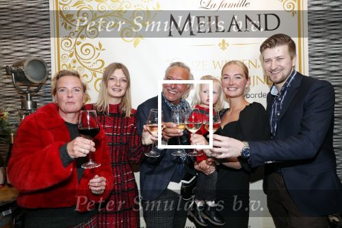 Noordwijk 13 decemnber 2019
Martien Meiland, moeder Erica, dochter Maxime, kleindochter Claire en dochter Montana tijdens de presentatie van de nieuwe wijncollectie van de familie Meiland. De bekende tv-familie brengt drie wijnen uit, onder de naam La Famille Meiland