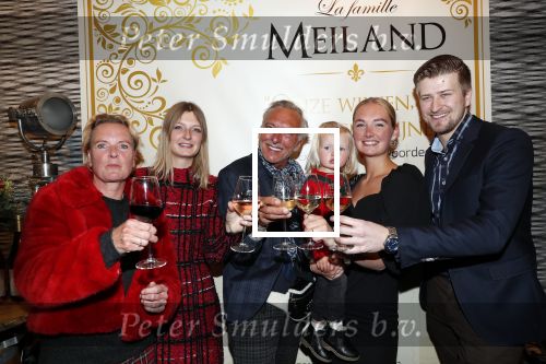 Noordwijk 13 decemnber 2019
Martien Meiland, moeder Erica, dochter Maxime, kleindochter Claire en dochter Montana tijdens de presentatie van de nieuwe wijncollectie van de familie Meiland. De bekende tv-familie brengt drie wijnen uit, onder de naam La Famille Meiland