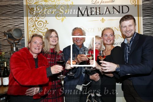 Noordwijk 13 decemnber 2019
Martien Meiland, moeder Erica, dochter Maxime, kleindochter Claire en dochter Montana tijdens de presentatie van de nieuwe wijncollectie van de familie Meiland. De bekende tv-familie brengt drie wijnen uit, onder de naam La Famille Meiland