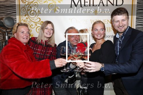 Noordwijk 13 decemnber 2019
Martien Meiland, moeder Erica, dochter Maxime, kleindochter Claire en dochter Montana tijdens de presentatie van de nieuwe wijncollectie van de familie Meiland. De bekende tv-familie brengt drie wijnen uit, onder de naam La Famille Meiland