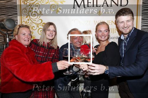 Noordwijk 13 decemnber 2019
Martien Meiland, moeder Erica, dochter Maxime, kleindochter Claire en dochter Montana tijdens de presentatie van de nieuwe wijncollectie van de familie Meiland. De bekende tv-familie brengt drie wijnen uit, onder de naam La Famille Meiland