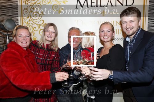 Noordwijk 13 decemnber 2019
Martien Meiland, moeder Erica, dochter Maxime, kleindochter Claire en dochter Montana tijdens de presentatie van de nieuwe wijncollectie van de familie Meiland. De bekende tv-familie brengt drie wijnen uit, onder de naam La Famille Meiland