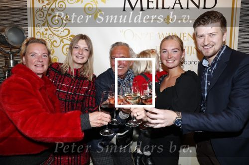 Noordwijk 13 decemnber 2019
Martien Meiland, moeder Erica, dochter Maxime, kleindochter Claire en dochter Montana tijdens de presentatie van de nieuwe wijncollectie van de familie Meiland. De bekende tv-familie brengt drie wijnen uit, onder de naam La Famille Meiland