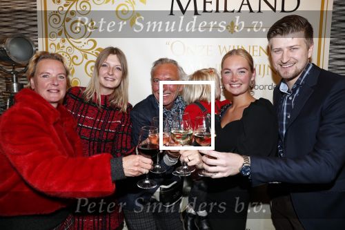 Noordwijk 13 decemnber 2019
Martien Meiland, moeder Erica, dochter Maxime, kleindochter Claire en dochter Montana tijdens de presentatie van de nieuwe wijncollectie van de familie Meiland. De bekende tv-familie brengt drie wijnen uit, onder de naam La Famille Meiland
