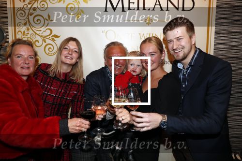 Noordwijk 13 decemnber 2019
Martien Meiland, moeder Erica, dochter Maxime, kleindochter Claire en dochter Montana tijdens de presentatie van de nieuwe wijncollectie van de familie Meiland. De bekende tv-familie brengt drie wijnen uit, onder de naam La Famille Meiland